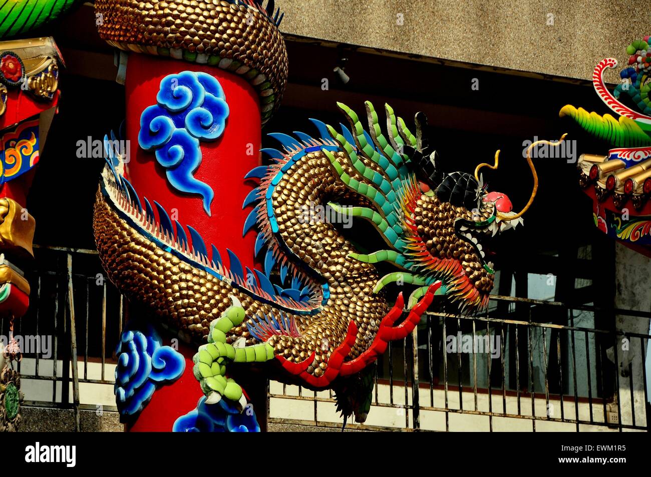Chiang Mai, Thaïlande : bois sculpté dragon enroulé autour d'une colonne à l'Pung Tao Gong Temple Ancestral chinois Banque D'Images