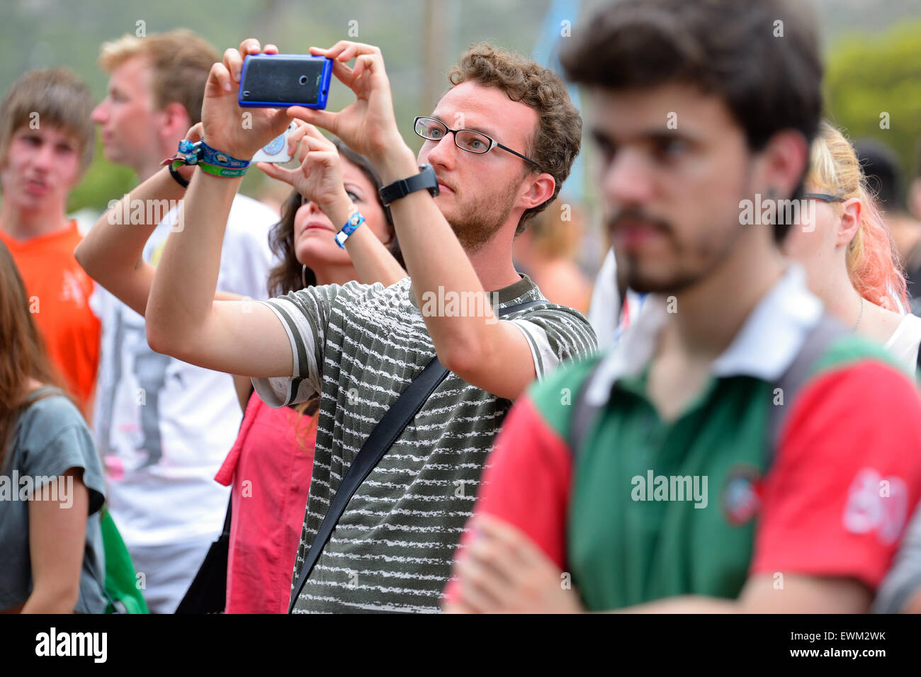 BENICASSIM, ESPAGNE - 18 juillet : un homme de l'auditoire avec son smartphone dans un concert au Festival de musique. Banque D'Images
