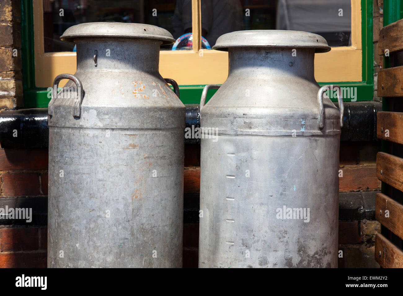 Les bidons de lait sur la plate-forme à la gare de Sheringham, Norfolk, Angleterre, Royaume-Uni Banque D'Images