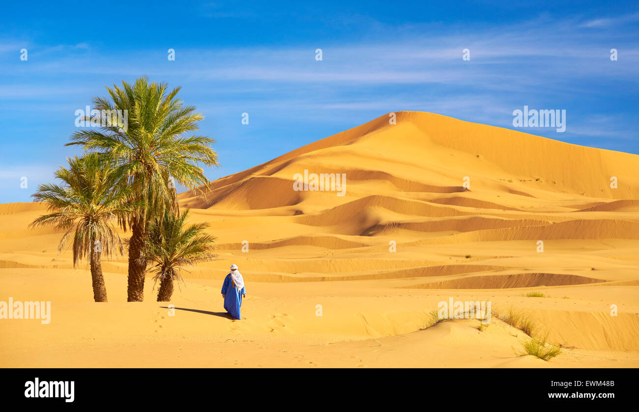 Homme berbère, l'Erg Chebbi près de Merzouga, dans le désert Sahara, Maroc Banque D'Images