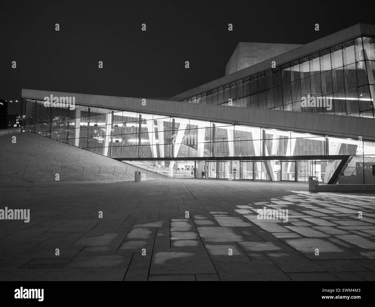 Image en noir et blanc de l'Opéra d'Oslo la nuit Banque D'Images