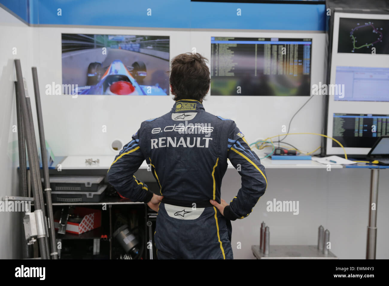 Londres, Royaume-Uni. 28 Juin, 2015. La série 11 de la FIA Formula E Visa Londres ePrix course de voiture électrique à Battersea Park, London, UK. Photo : Nicolas Prost de e.barrages-Renault ressemble à l'écran pendant les qualifications Crédit : David Stock/Alamy Live News Banque D'Images