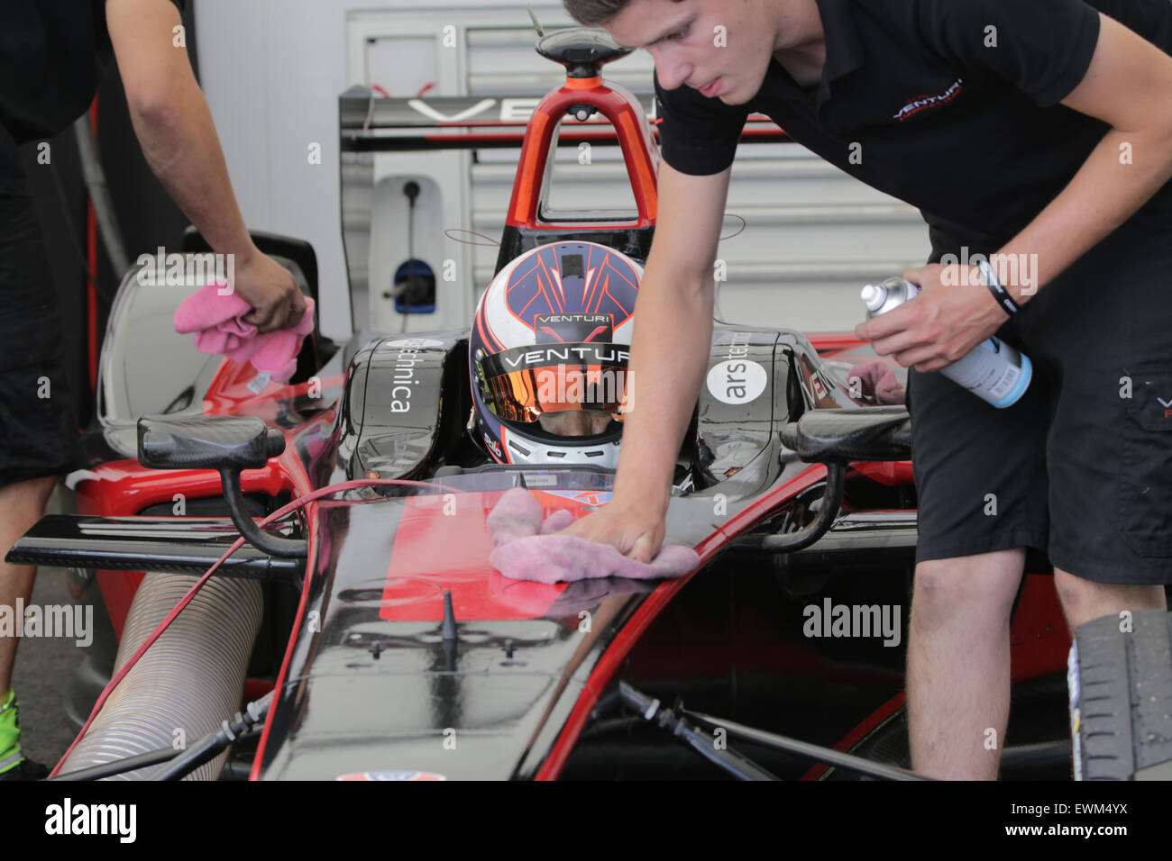 Londres, Royaume-Uni. 28 Juin, 2015. La série 11 de la FIA Formula E Visa Londres ePrix course de voiture électrique à Battersea Park, London, UK. Les ingénieurs de la photo : nettoyer la voiture de Stéphane Sarrazin de Venturi avant racing Crédit : David Stock/Alamy Live News Banque D'Images