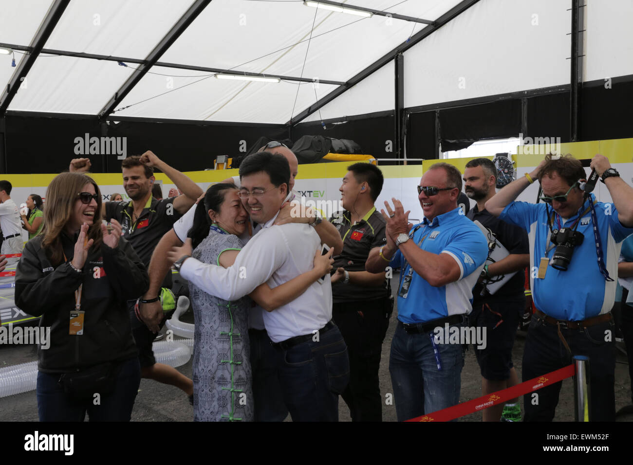 Londres, Royaume-Uni. 28 Juin, 2015. La série 11 de la FIA Formula E Visa Londres ePrix course de voiture électrique à Battersea Park, London, UK. Photo : Steven Lu et de l'équipe de célébrer dans le NEXTEV garage RCT suite à la nouvelle que Nelson Piquet Junior a remporté le championnat du monde de Formule E 2014/15 Crédit : David Stock/Alamy Live News Banque D'Images