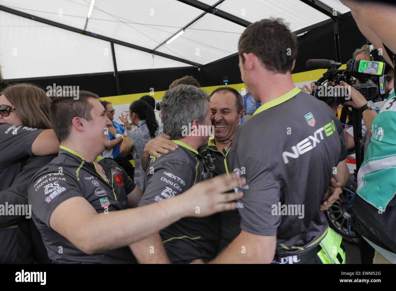 Londres, Royaume-Uni. 28 Juin, 2015. La série 11 de la FIA Formula E Visa Londres ePrix course de voiture électrique à Battersea Park, London, UK. Sur la photo : ingénieurs plus dans le NEXTEV garage RCT suite à la nouvelle que Nelson Piquet Junior a remporté le championnat du monde de Formule E 2014/15 Crédit : David Stock/Alamy Live News Banque D'Images