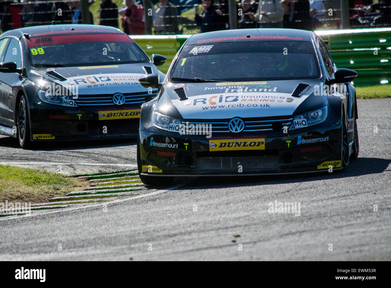 Croft, Circuit Dalton-On-Tees, North Yorkshire, UK. 28e. Colin Turkington et Jason Plato, les deux pilotes de l'équipe de Volkswagen CC BMR dur lors de la Dunlop MSA British Touring Car Championship à Oulton Park. Credit : Gergo Toth/Alamy Live News Banque D'Images