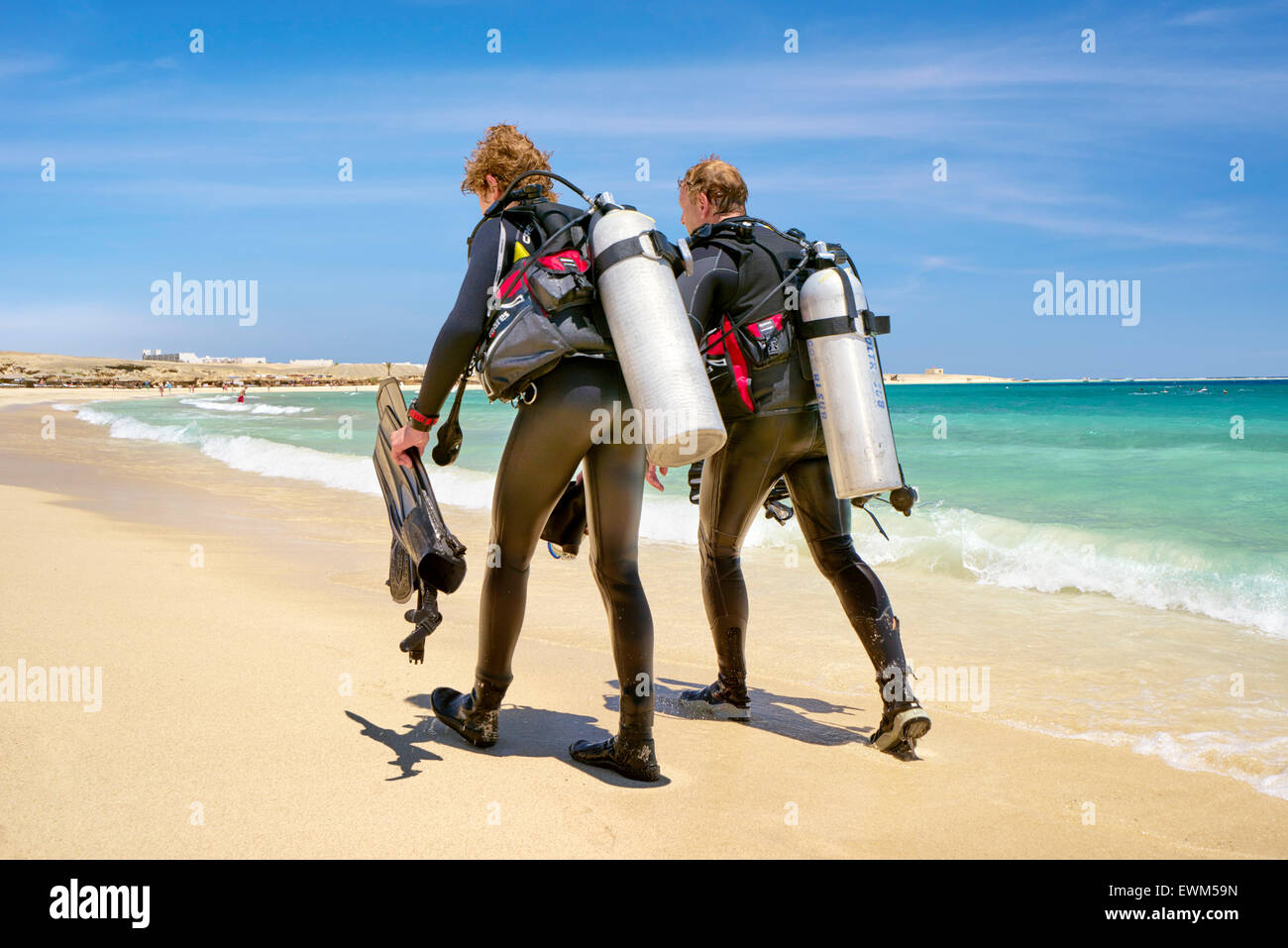 Plongeurs sur la plage, Marsa Alam, Red Sea, Egypt Banque D'Images