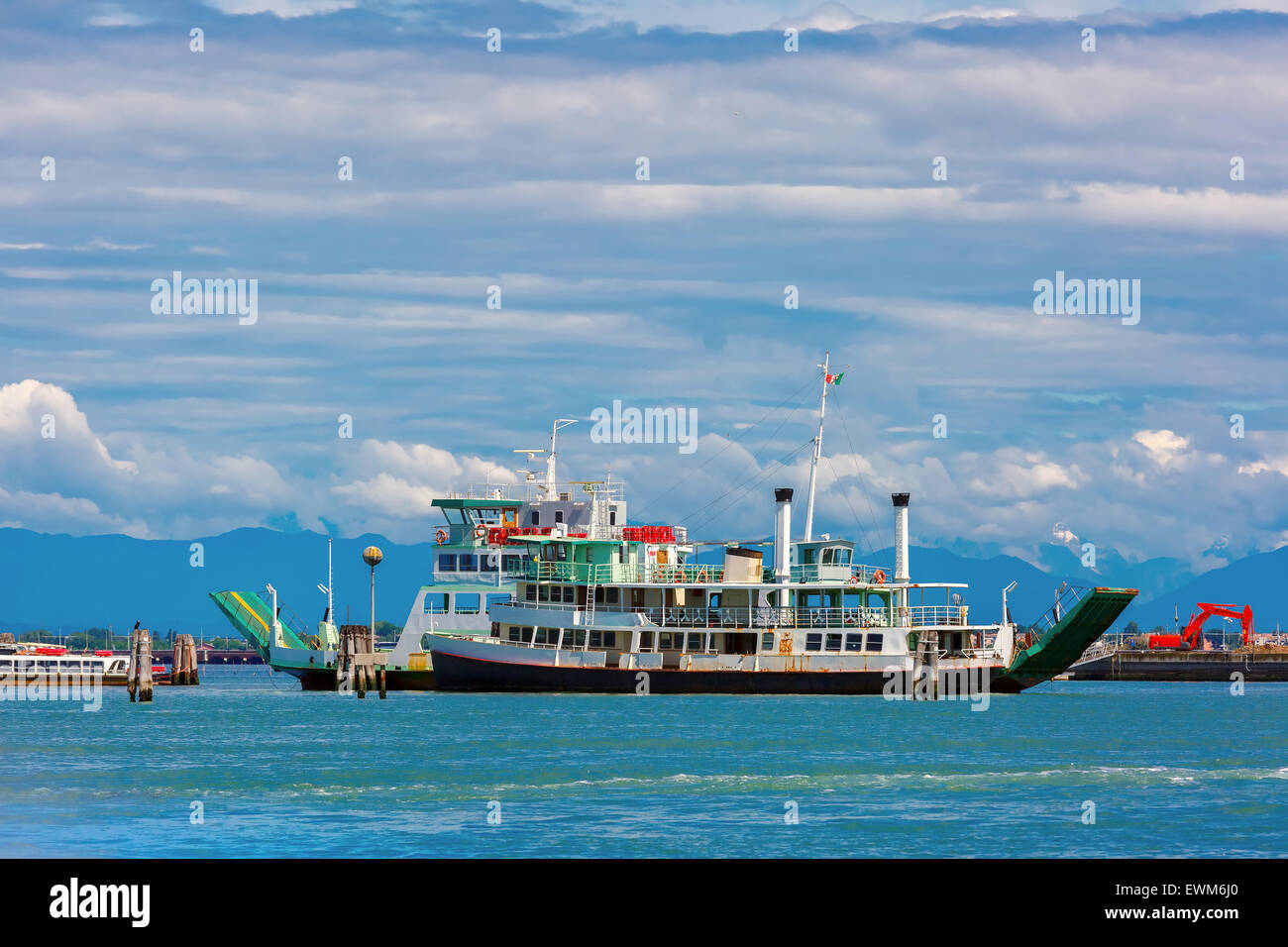 Les navires de passagers et de fret dans la lagune de Venise Banque D'Images