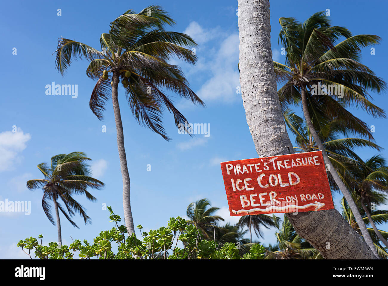 Un signe pour le trésor des pirates sur la plage à San Pedro, Belize. Banque D'Images