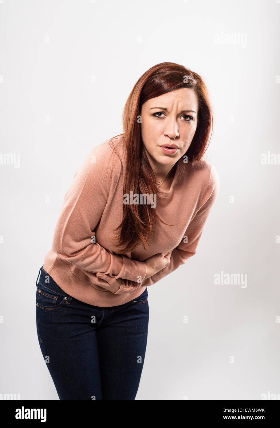 Une femme avec un mal d'estomac. Banque D'Images