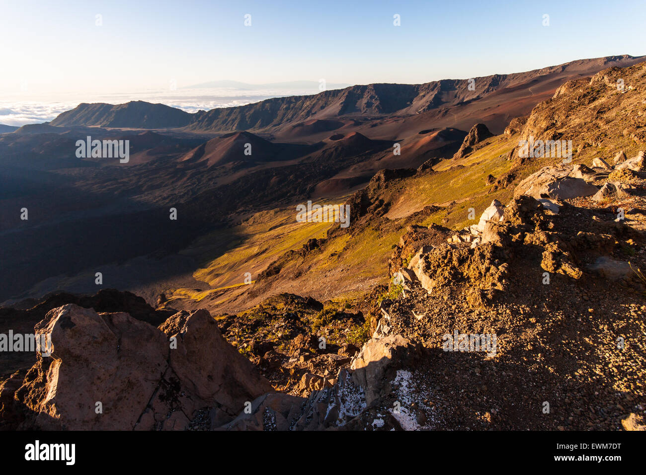 Lever du soleil lumière brille dans le Cratère de Haleakala sur Maui, Hawaii. Banque D'Images