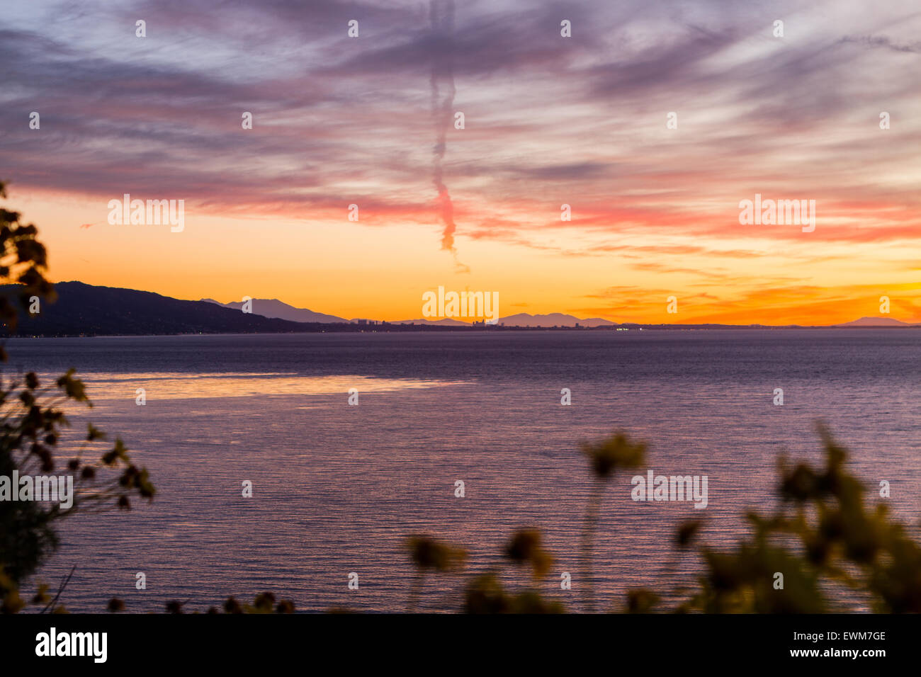 Le soleil se lève sur Los Angeles et la baie de Santa Monica State Beach Point Dume. Banque D'Images
