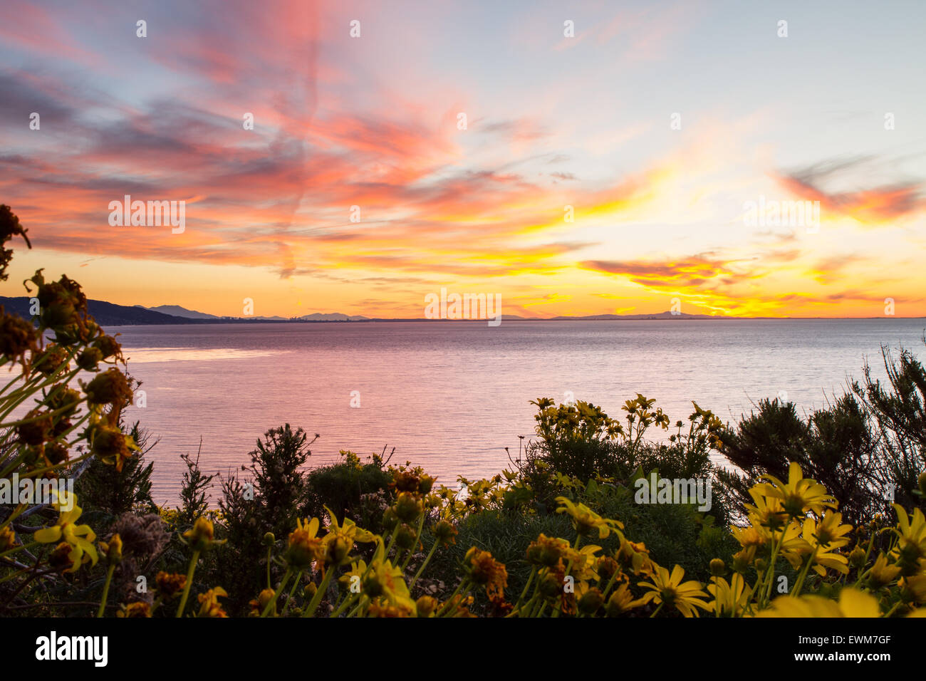 Le soleil se lève sur Los Angeles et la baie de Santa Monica State Beach Point Dume. Banque D'Images