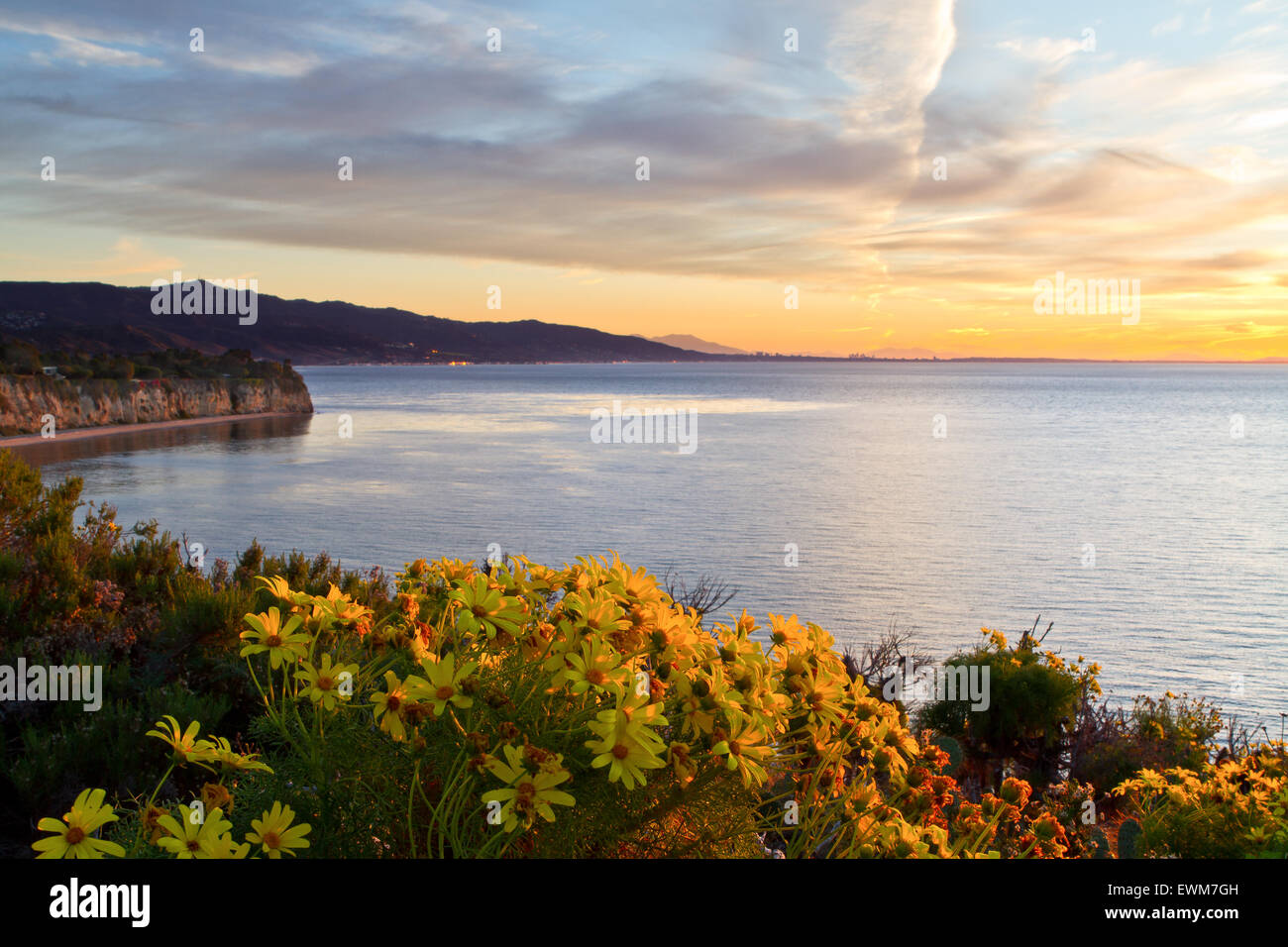 Le soleil se lève sur Los Angeles et la baie de Santa Monica State Beach Point Dume. Banque D'Images