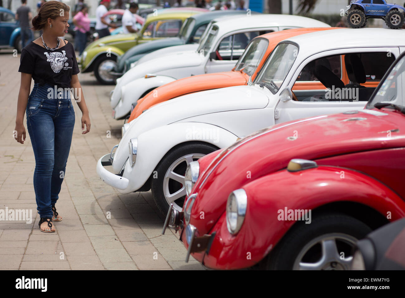 Santo Domingo, 28 juin. 22 Juin, 1934. Une femme visite l'exposition pour la Journée mondiale de la Volkswagen Beetle '', qui tombe le 22 juin, à Santo Domingo, République dominicaine, le 28 juin 2015. La Journée mondiale de la VW Coccinelle a été créé le 22 juin 1934. © Fran Afonso/Xinhua/Alamy Live News Banque D'Images