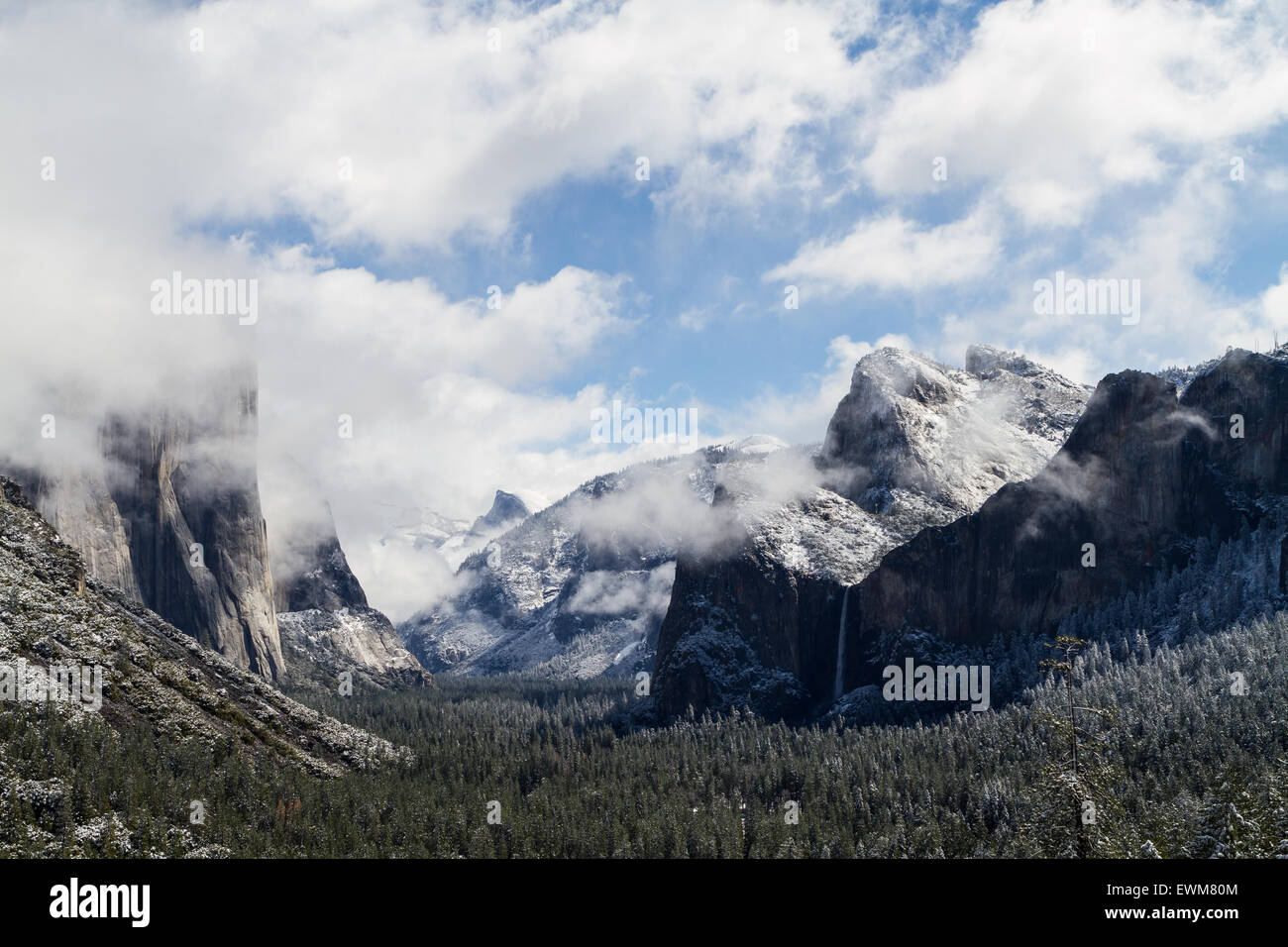 Vue de la vallée Yosemite avec un léger saupoudrage de neige. Banque D'Images