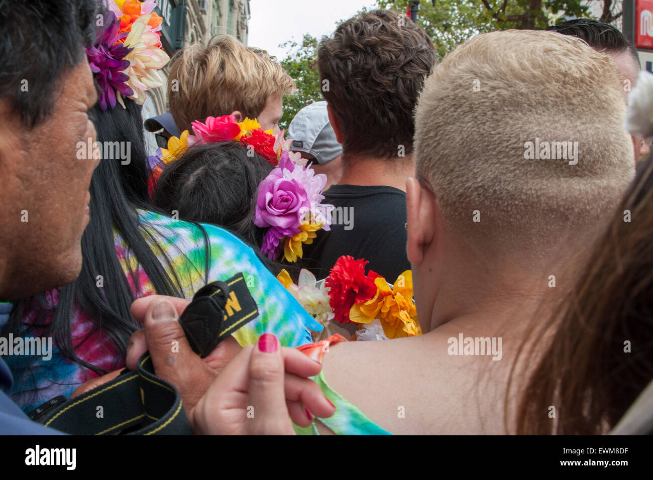 Coincé dans une foule lors de la Parade de la Gay Pride à San Francisco, Californie. Banque D'Images