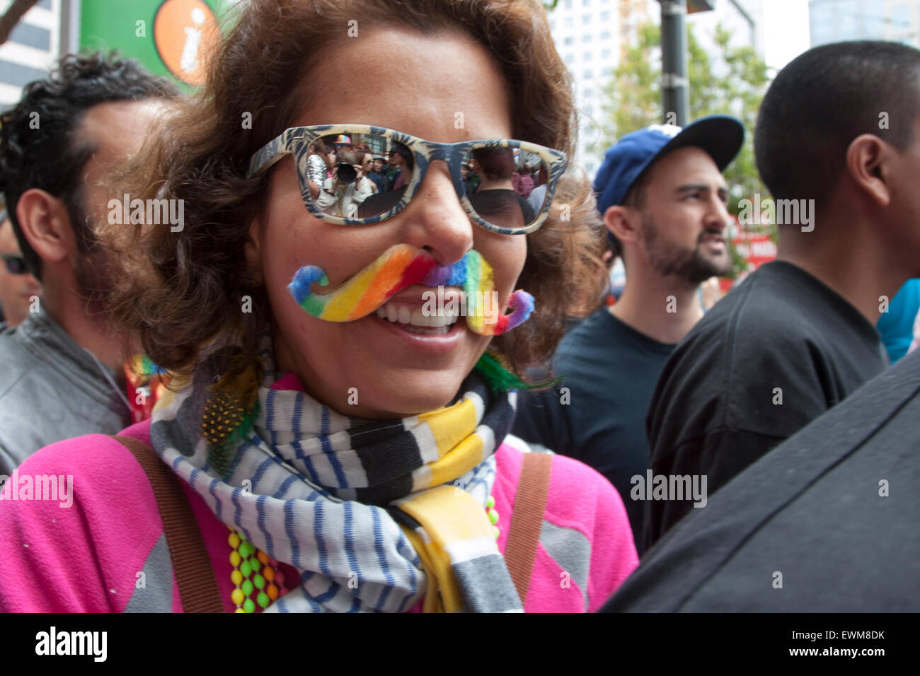 Moustache à arc-en-ciel la Parade de la Gay Pride à San Francisco, Californie. Banque D'Images
