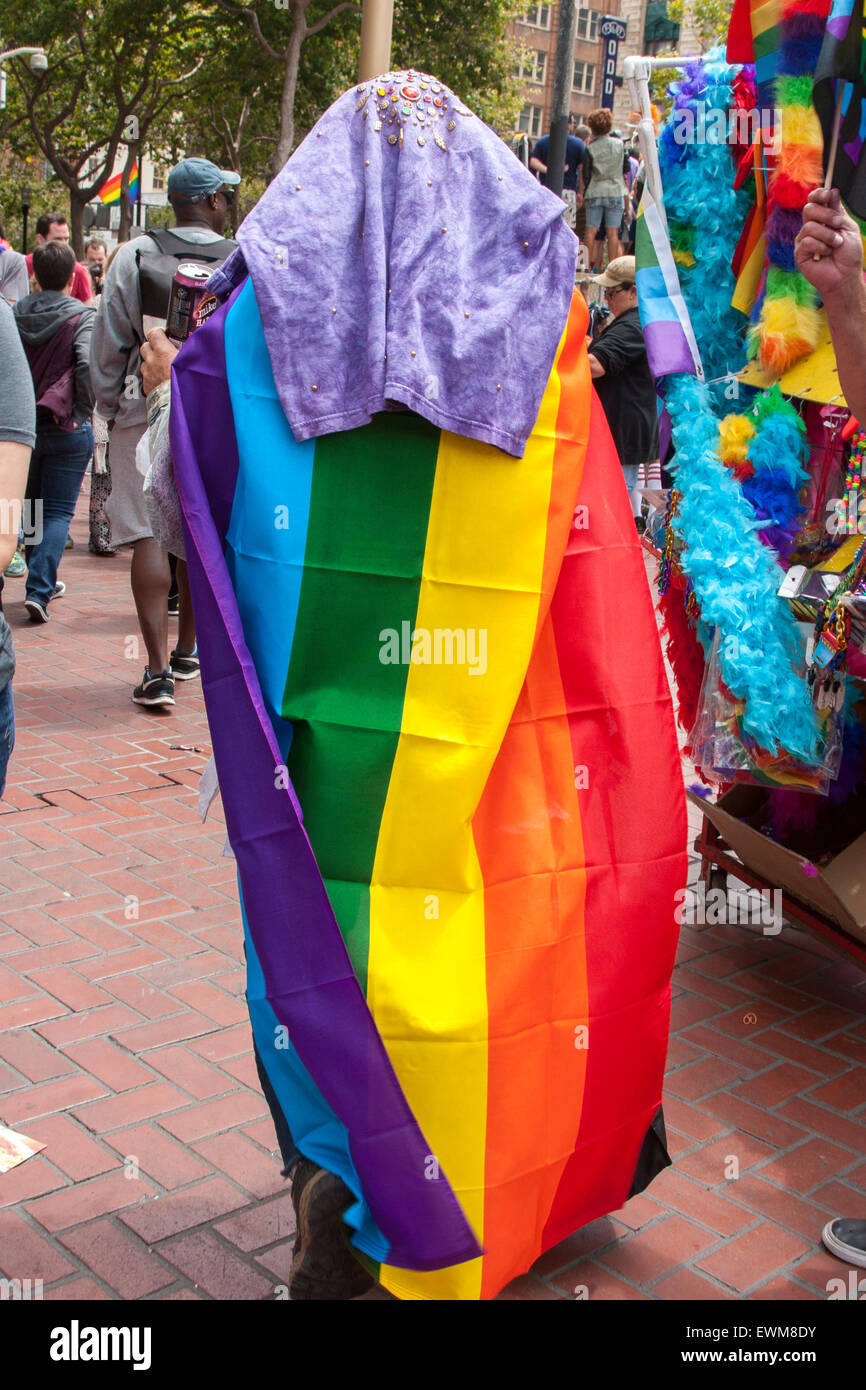 Porter le drapeau arc-en-ciel à la parade de la Gay Pride à San Francisco, Californie. Banque D'Images