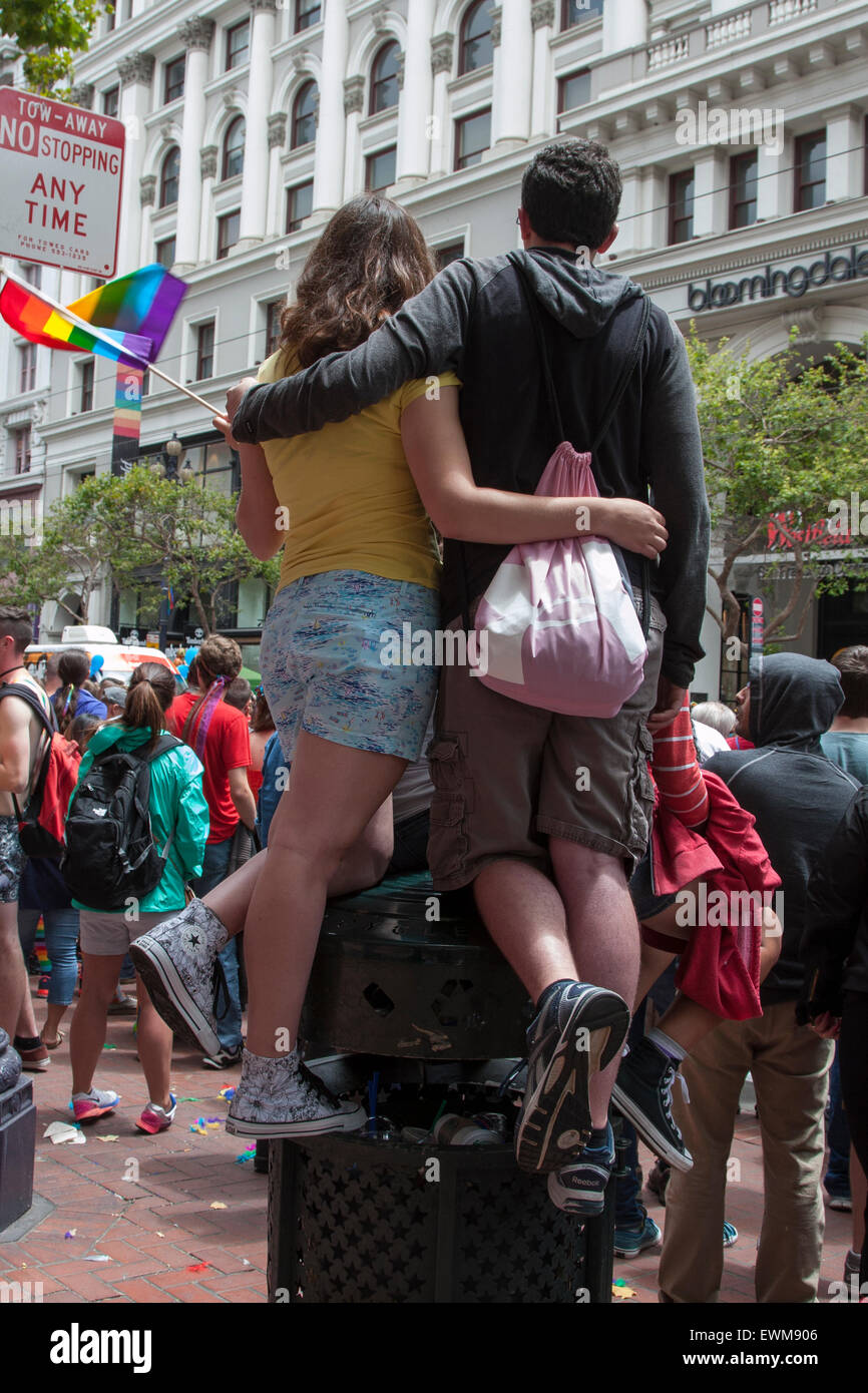 Un couple regarde la Parade de la Gay Pride à San Francisco, Californie. Banque D'Images