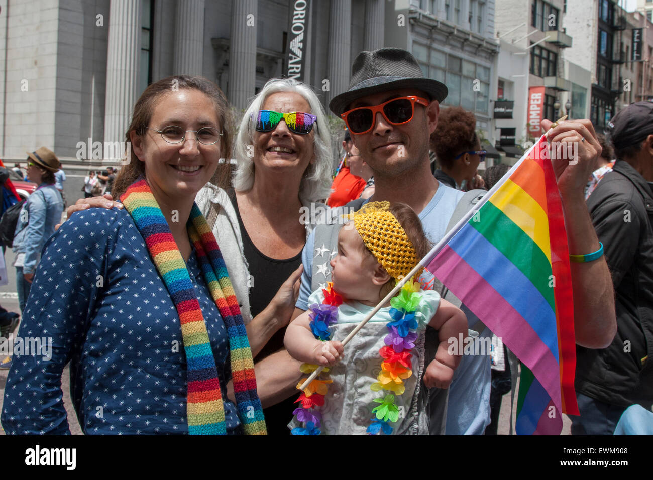 Les mères, mari, bébé et célébrer la famille lors de la Gay Pride à San Francisco, Californie. Banque D'Images