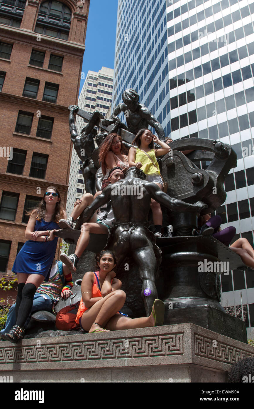 Les femmes utilisant la sculpture à la batterie et du marché pour voir la parade de la Gay Pride à San Francisco, Californie. Banque D'Images