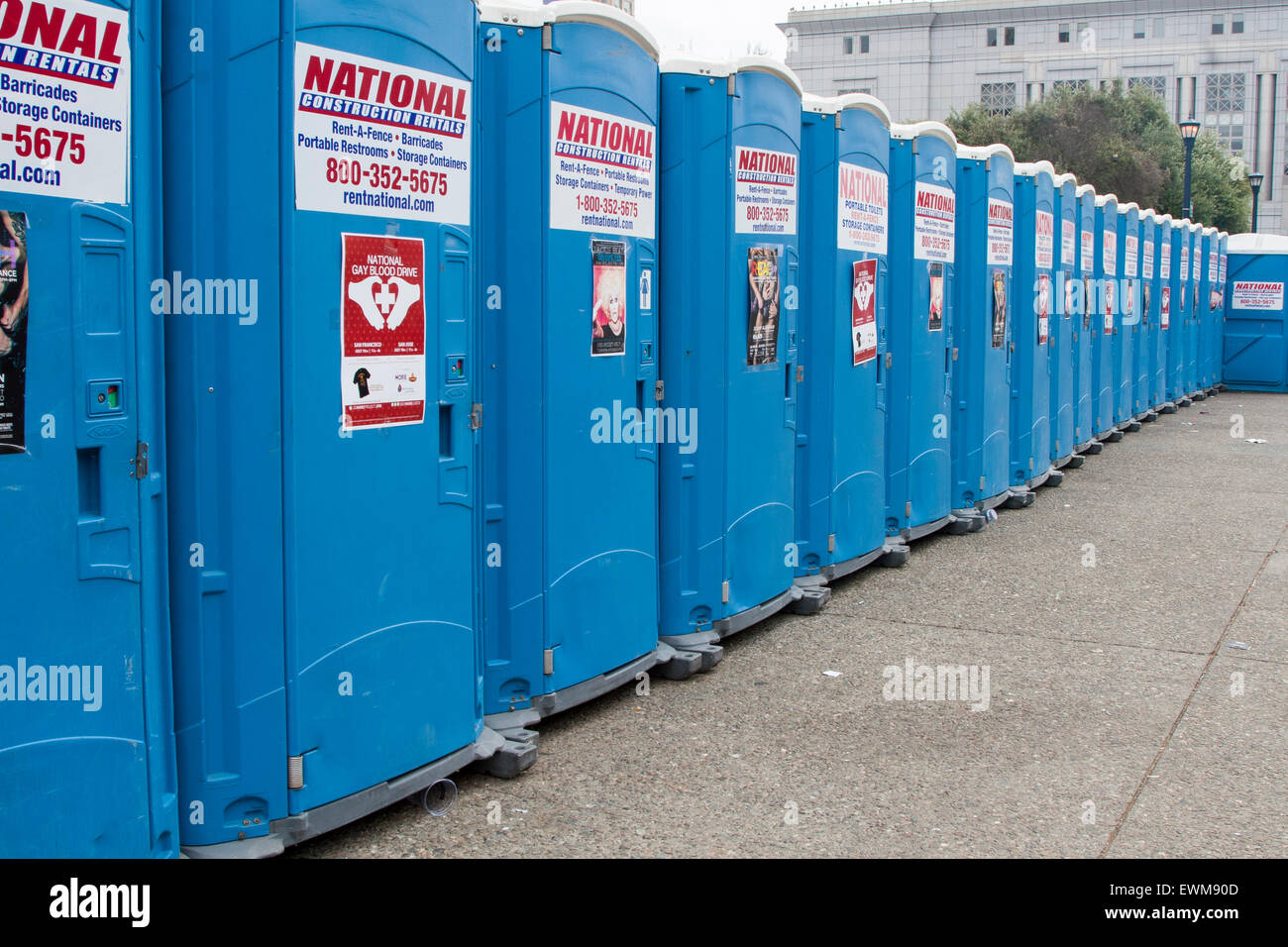 Le Port-O-pots pour enfants au centre municipal, mis en place pour la parade de la Gay Pride à San Francisco, Californie. Banque D'Images