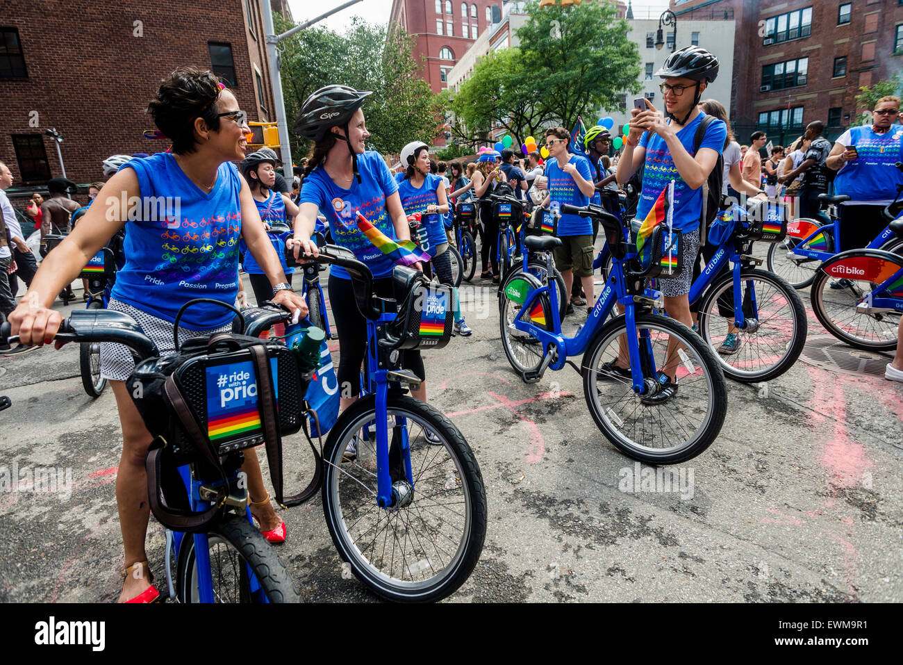 New York, USA. 28 Juin, 2015. Ride with Pride. CitiBike riders pause pour une photo à la parade de la Gay Pride. Credit : Stacy Walsh Rosenstock/Alamy Live News Banque D'Images