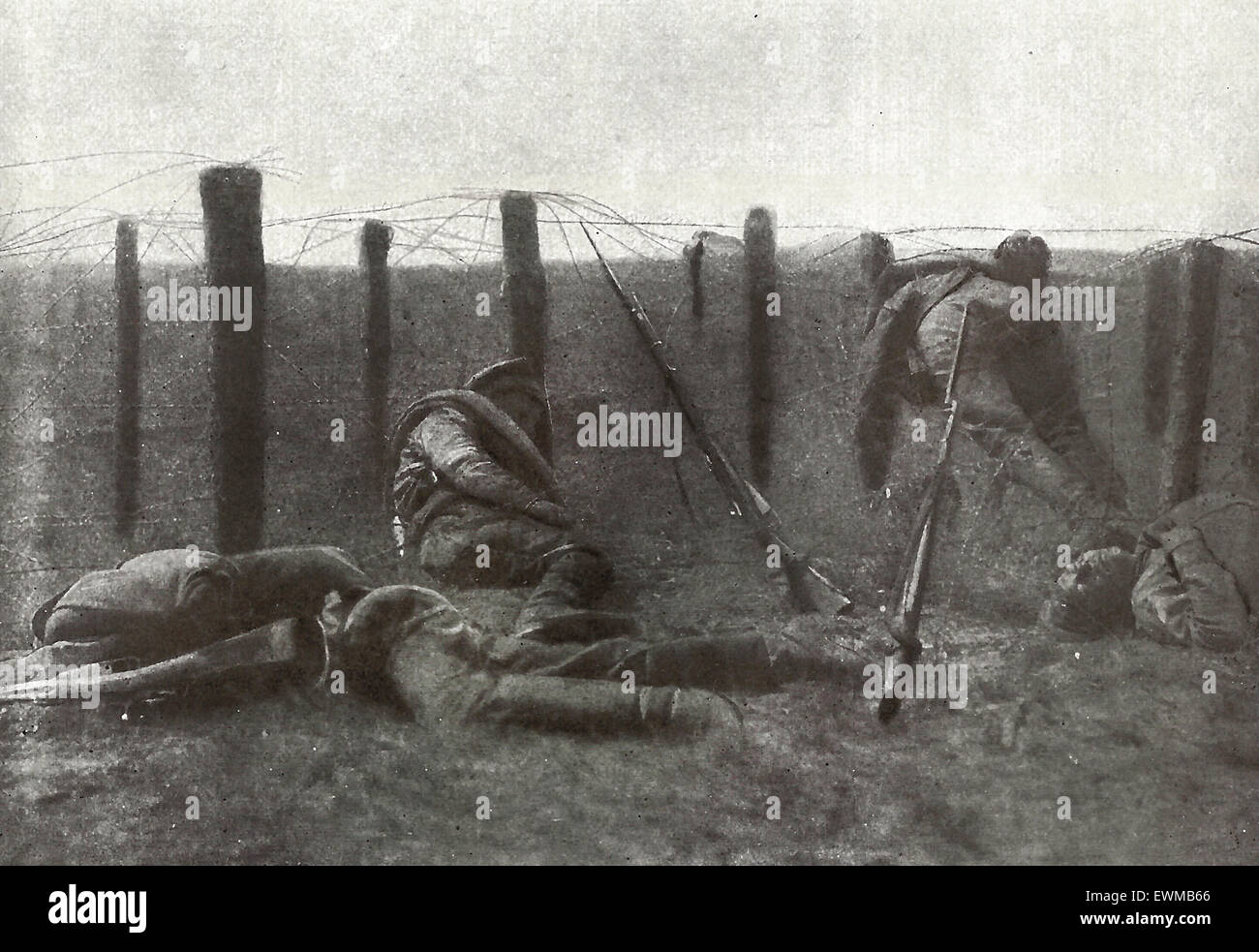 Des soldats russes morts après l'assaut des défenses allemandes pendant la Première Guerre mondiale, vers 1917 Banque D'Images