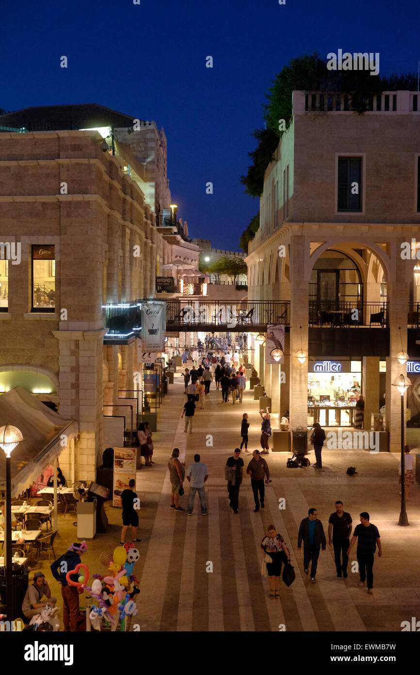 Scène nocturne à la galerie marchande de Mamilla, également connue sous le nom d'Alrov Mamilla Avenue, une rue commerçante et le seul centre commercial en plein air près de la vieille ville dans l'ouest de Jérusalem Israël Banque D'Images