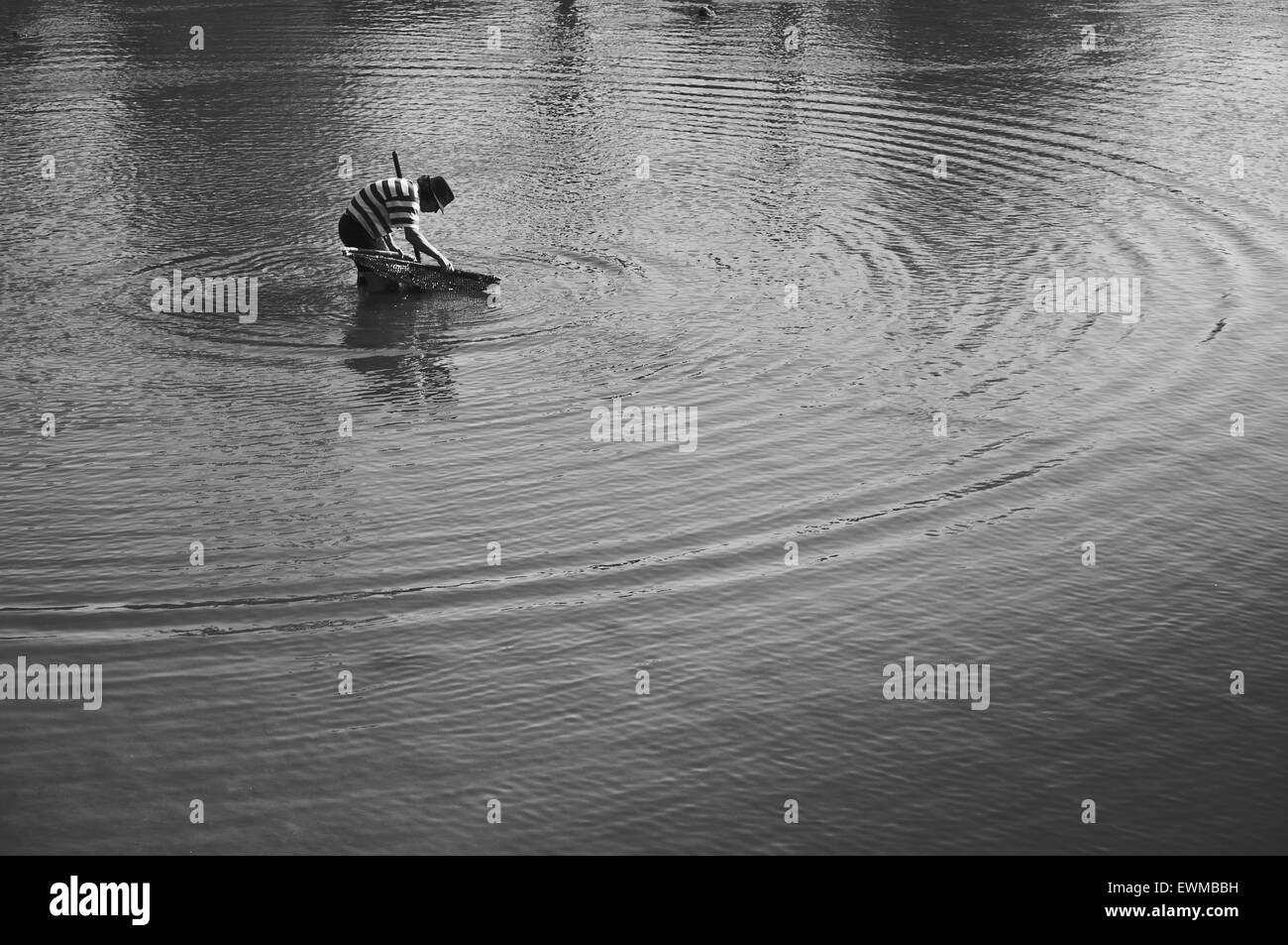 Pêcheur dans une rivière. Algarve, Portugal Banque D'Images