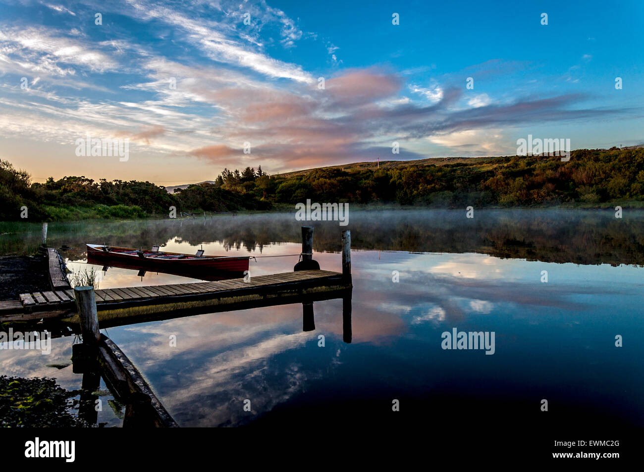 L'aube sur le lac Shanaghan, Ardara, comté de Donegal, Irlande Banque D'Images