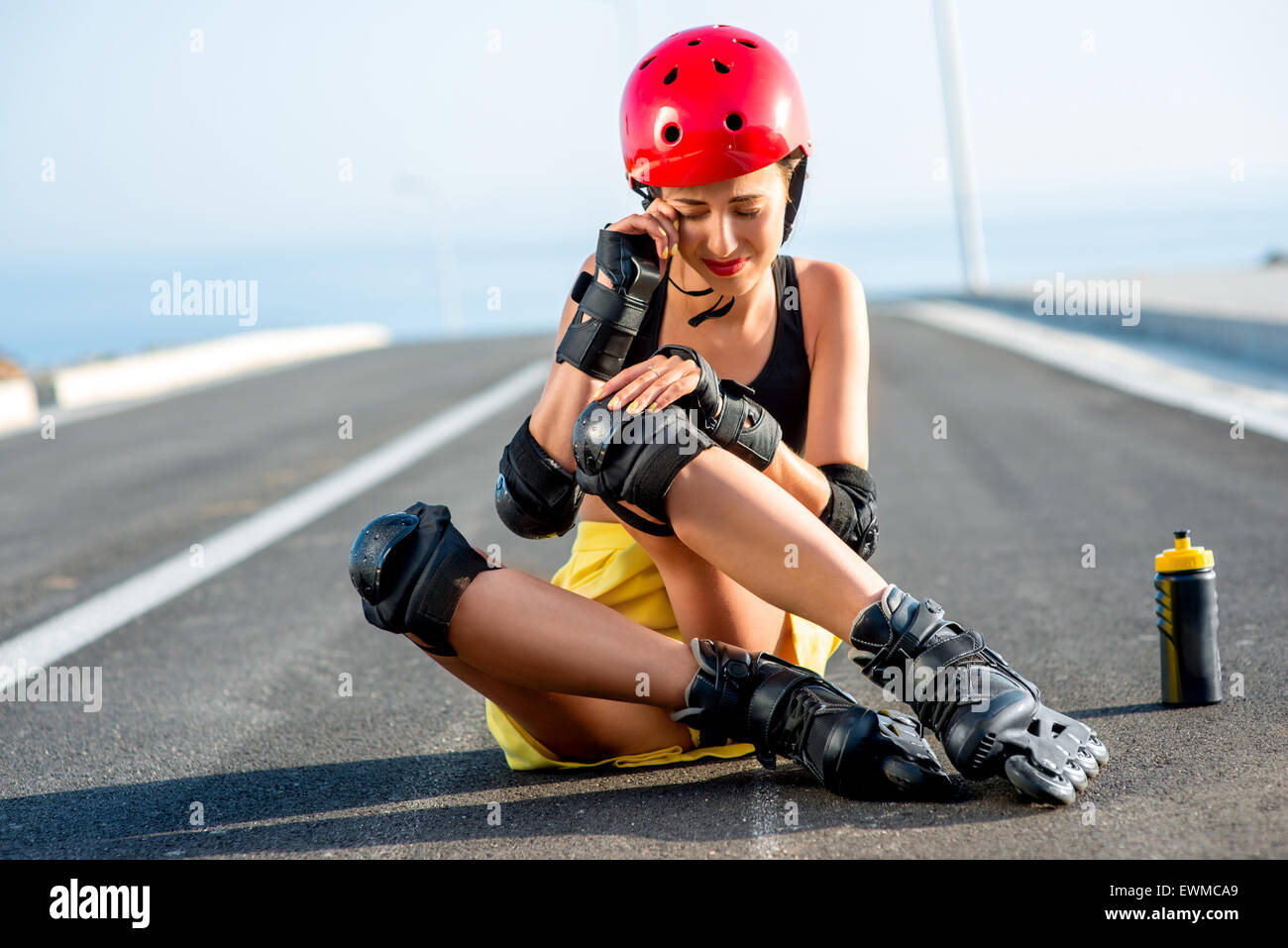 Sport femme avec rouleaux sur l'autoroute Banque D'Images