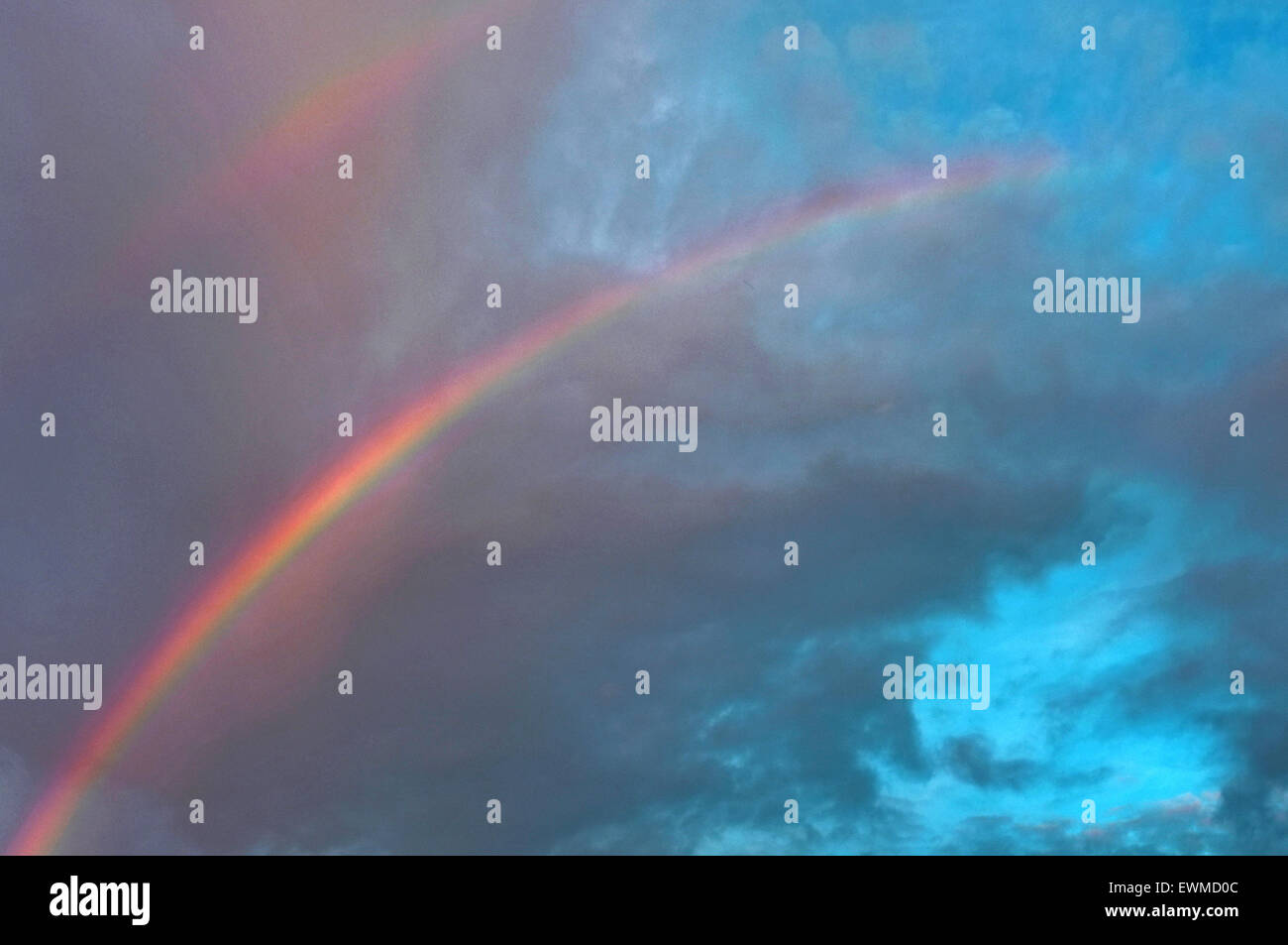 Arc-en-ciel sur ciel bleu Banque D'Images