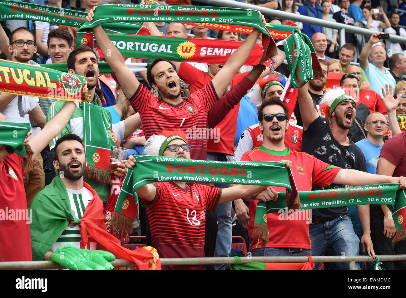 Fans de l'équipe du Portugal au cours de l'Euro U21 championnat de football Portugal demi-finale contre l'Allemagne à Olomouc, République tchèque, Juin 27, 2015. (CTK Photo/Ludek Perina) Banque D'Images