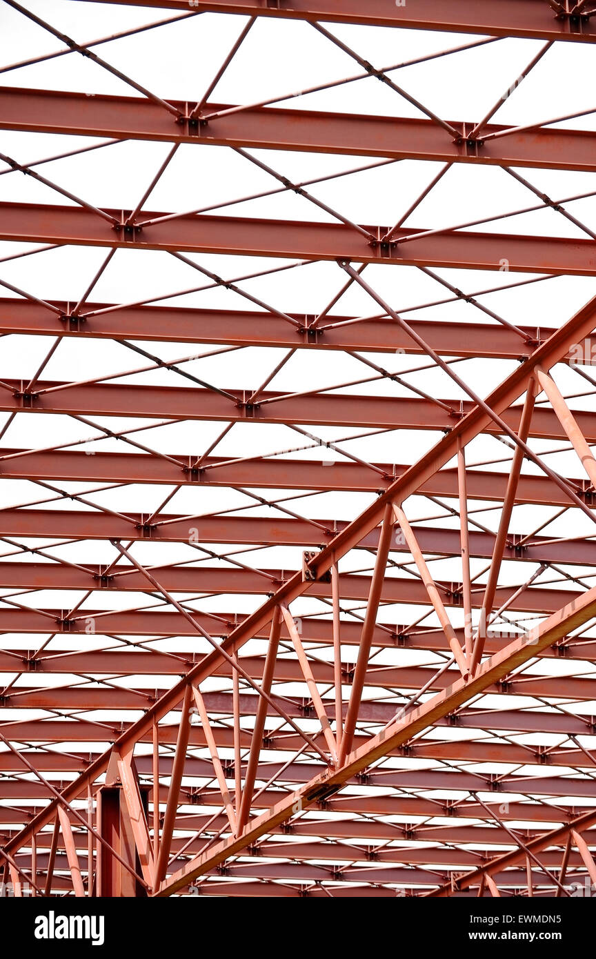 L'architecture industrielle tourné avec une structure métallique rouge Banque D'Images