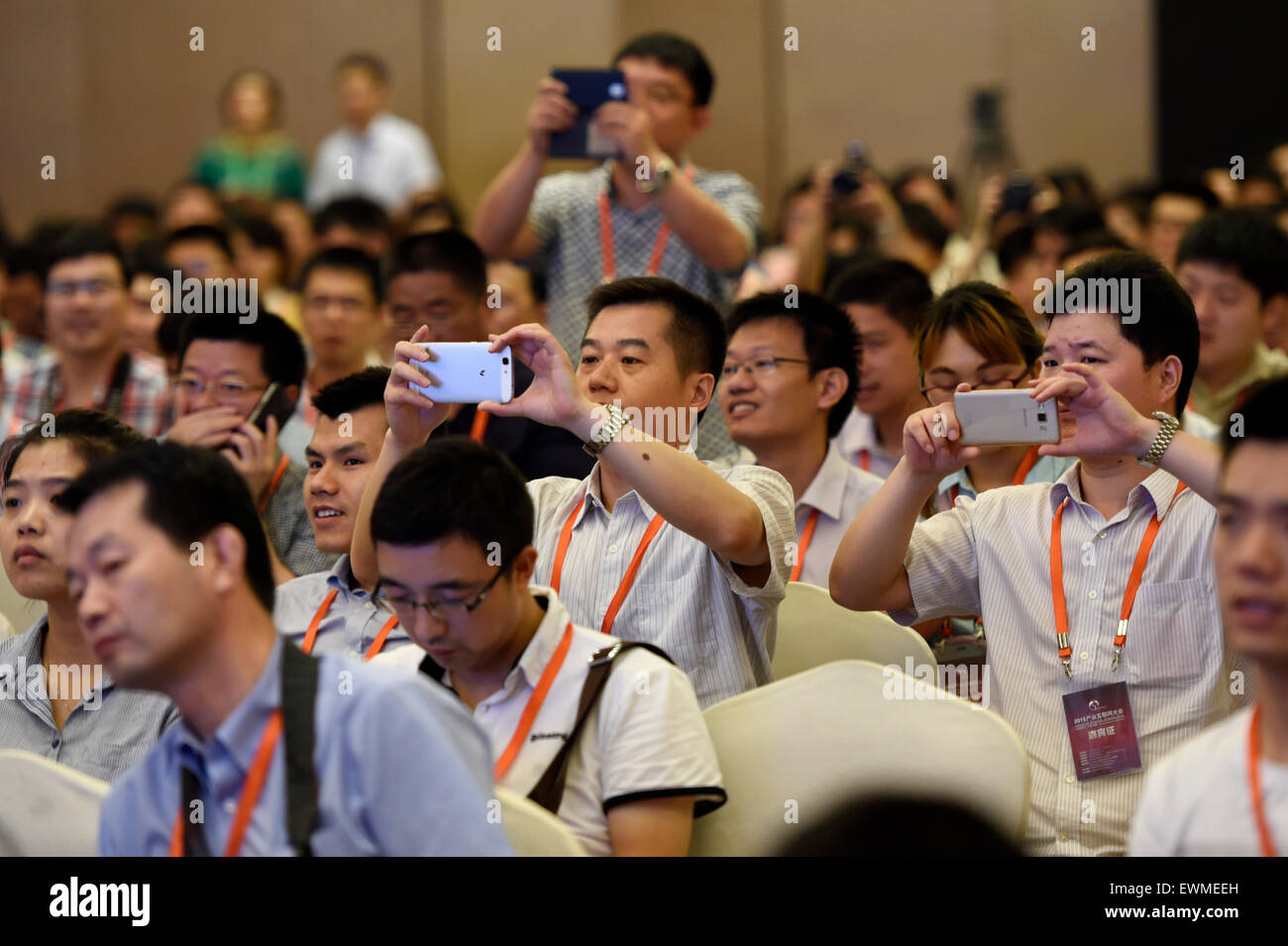 Hangzhou, Chine, Province de Zhejiang. 29 Juin, 2015. Des représentants assister au Sommet de l'Internet industriel 2015 est ouvert dans l'est de Hangzhou, capitale de la province du Zhejiang, Chine, le 29 juin 2015. © Ju Huanzong/Xinhua/Alamy Live News Banque D'Images