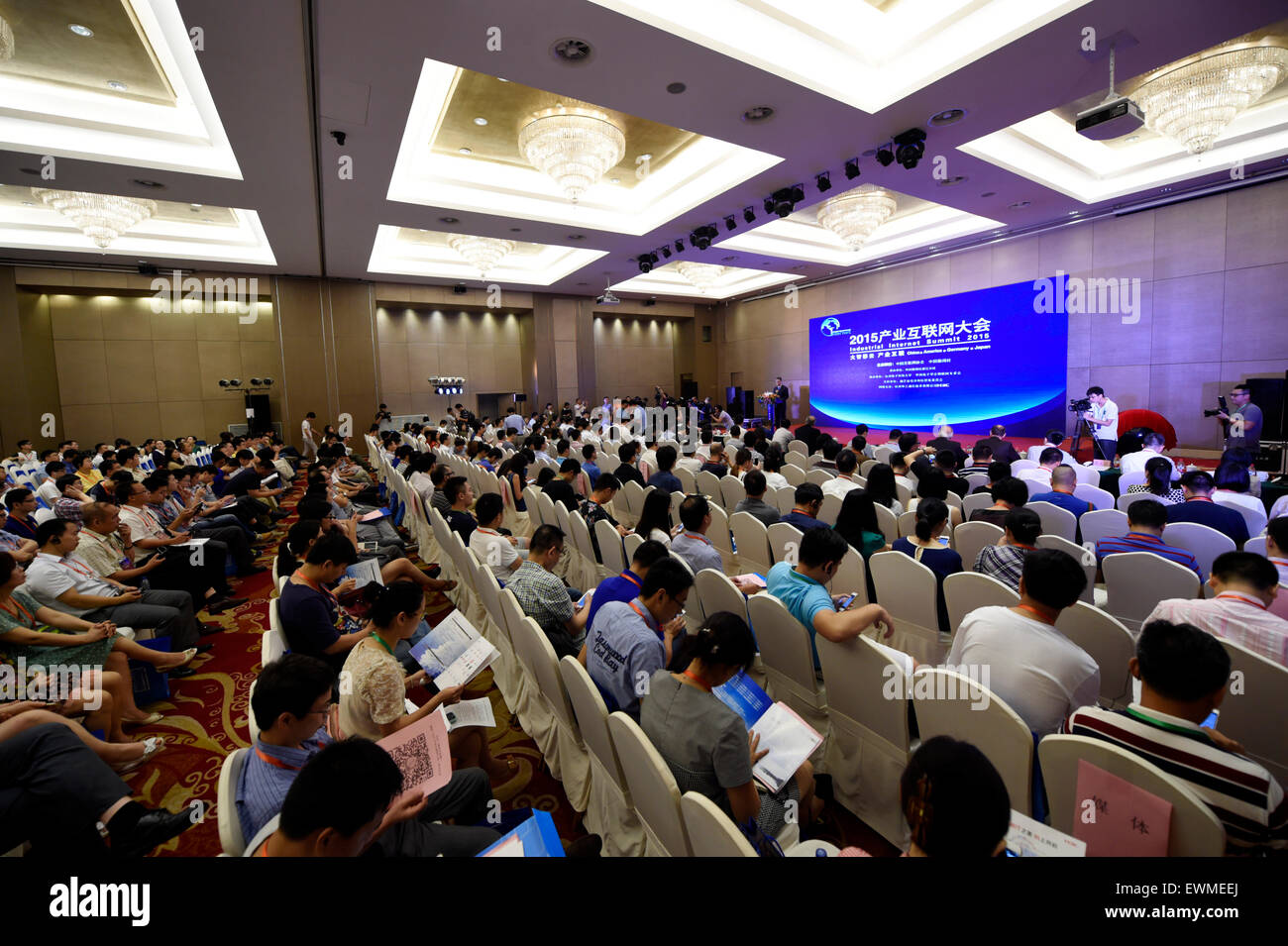 Hangzhou, Chine, Province de Zhejiang. 29 Juin, 2015. Le Sommet mondial de l'Internet industriel 2015 est ouvert dans l'est de Hangzhou, capitale de la province du Zhejiang, Chine, le 29 juin 2015. © Ju Huanzong/Xinhua/Alamy Live News Banque D'Images