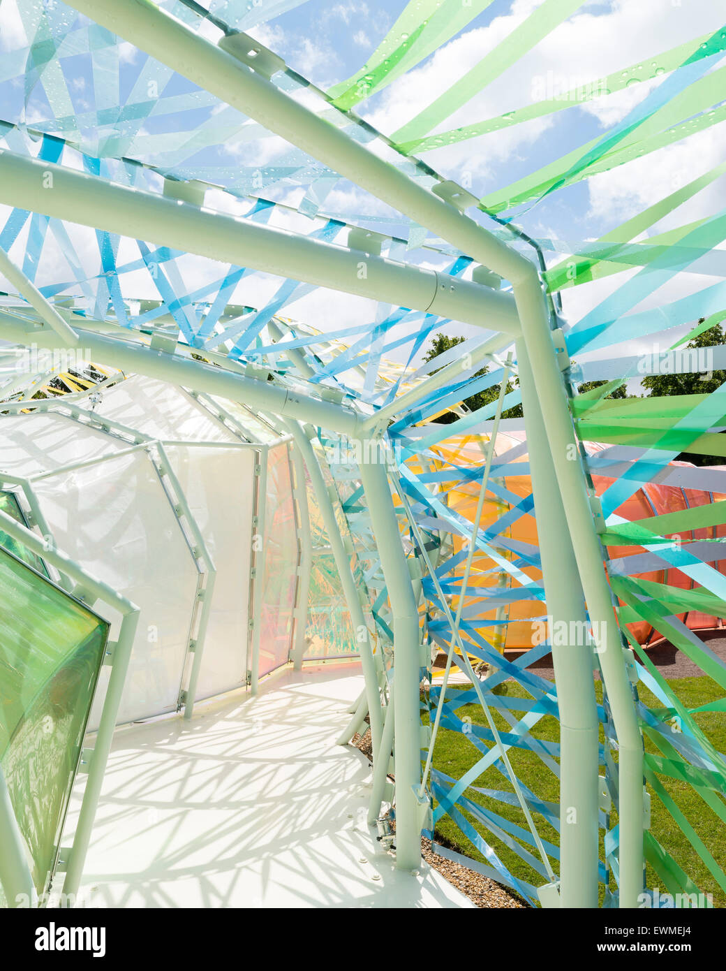 Vue intérieure d'un des "tunnels". La serpentine Pavillon d'été 2015, Londres, Royaume-Uni. Architecte : Selgascano Architectes Banque D'Images