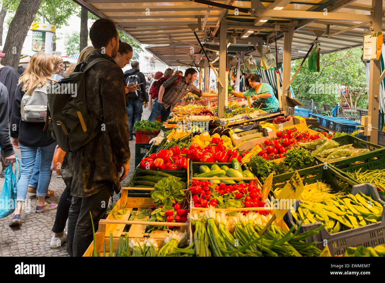 Kiosque de légumes au marché des fermiers de Boxhagener Platz le week-end à Friedrichshain Berlin Allemagne Banque D'Images