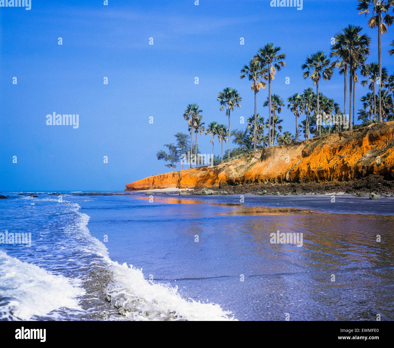 Écume de mer et falaise de la latérite, Fajara beach, Gambie, Afrique de l'Ouest Banque D'Images