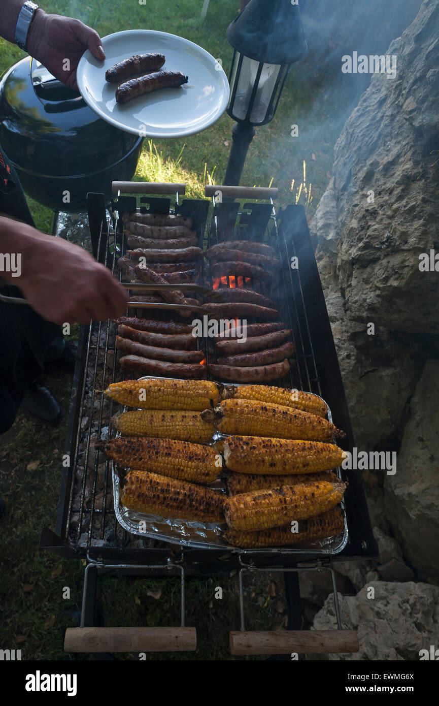 Barbecue avec des saucisses et des épis de maïs, Allemagne Banque D'Images