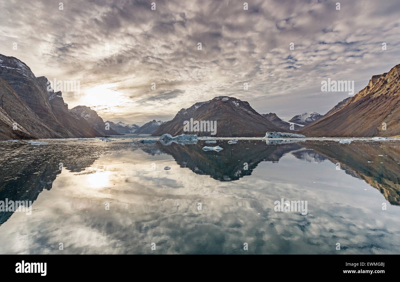 Reflet dans l'eau, les montagnes et les icebergs, Kaiser Franz Josef Fjord, Kejser Franz Josef Fjord, au nord-est du Groenland Banque D'Images