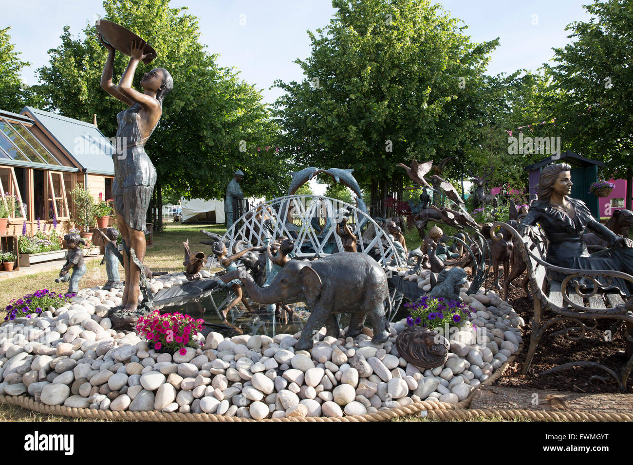 Dunmurry, UK. 29 Juin, 2015. Sculptures de jardin affichage à la RHS Hampton Court Palace Flower Show 25e anniversaire appuyez sur Jour. Credit : Keith Larby/Alamy Live News Banque D'Images