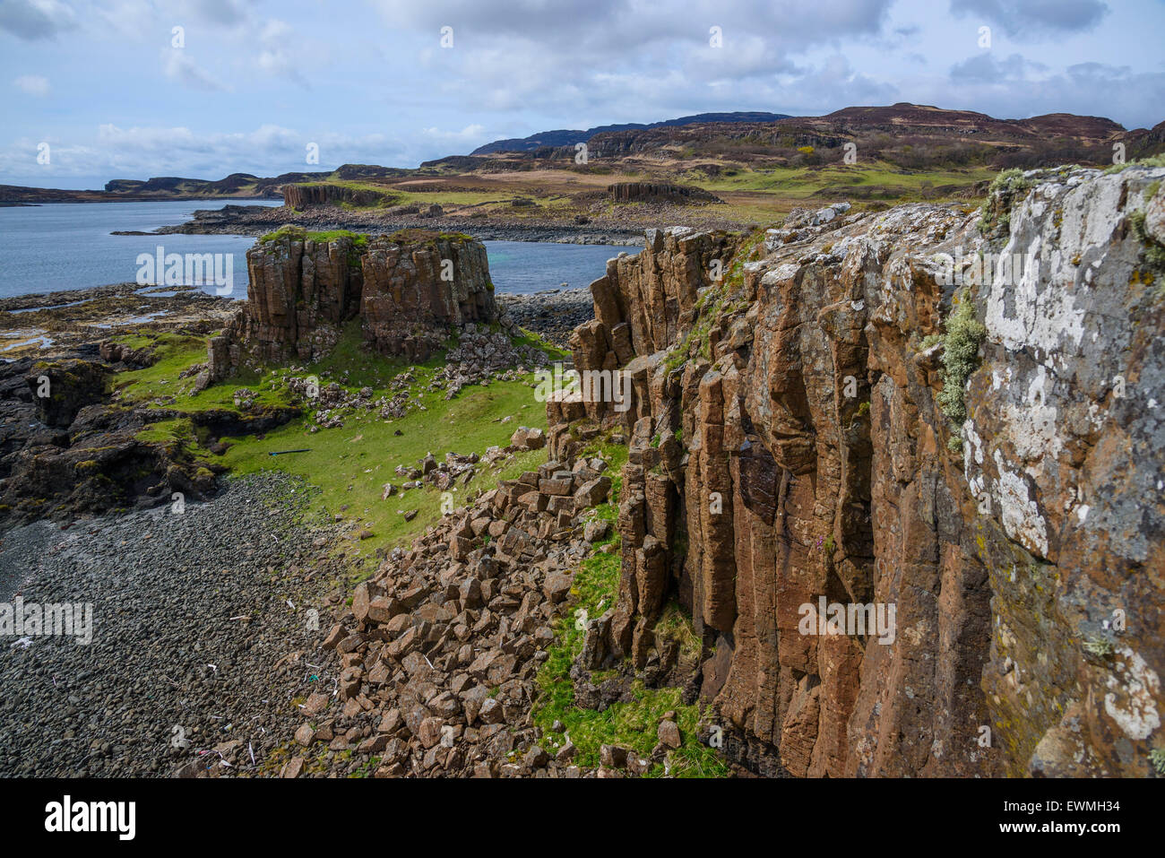 Les colonnes de basalte, rock formation, des falaises sur l'île d'Ulva, Hébrides, Argyll and Bute, Ecosse Banque D'Images