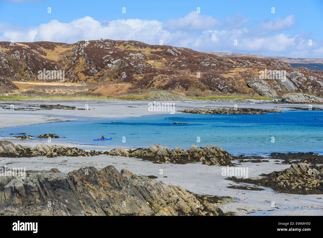 Kayakiste de mer au large de la plage, près de Bunessan Uisken, île de Mull, Hébrides, Argyll and Bute, Ecosse Banque D'Images