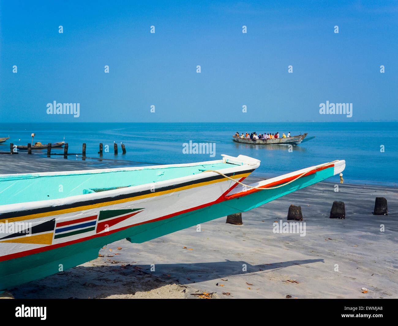 Fishing boat on beach, en Gambie, en Afrique de l'Ouest Banque D'Images