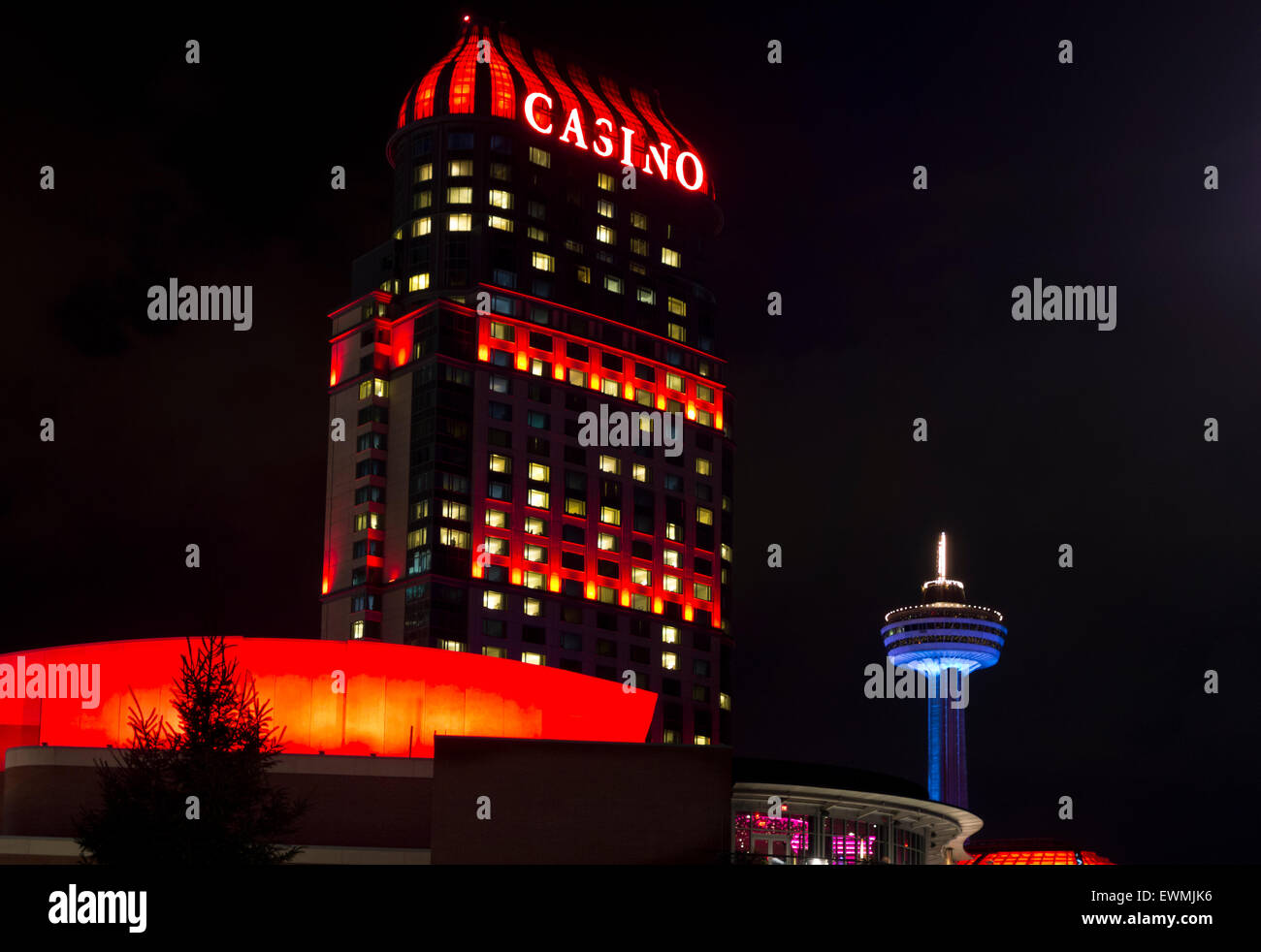 Le Casino de Fallsview et Skylon Tower à Niagara Falls, Canada, la nuit. Banque D'Images