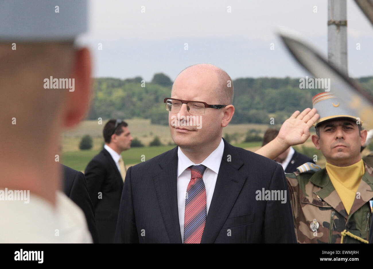Le premier ministre tchèque Bohuslav Sobotka, assiste à la cérémonie avec des dizaines de soldats français et tchèque et de vétérans DE LA SECONDE GUERRE MONDIALE, qui a célébré le 97e anniversaire de la formation de l'armée tchécoslovaque et la reconnaissance de la revendication des Tchèques et des slovaques à un Etat indépendant, dans la région de Darney, France, le 27 juin 2015. Bohuslav Sobotka a visité un monument à Havel près de Darney et a rendu hommage à la mémoire du premier président tchécoslovaque Tomas Garrigue Masaryk. (CTK Photo/Martin Weiser) Banque D'Images