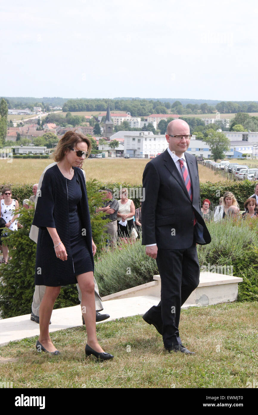 L'ambassadeur tchèque en France Marie Chatardova et le premier ministre tchèque Bohuslav Sobotka, assister à la cérémonie avec des dizaines de soldats français et tchèque et de vétérans DE LA SECONDE GUERRE MONDIALE, qui a célébré le 97e anniversaire de la formation de l'armée tchécoslovaque et la reconnaissance de la revendication des Tchèques et des slovaques à un Etat indépendant, dans la région de Darney, France, le 27 juin 2015. Bohuslav Sobotka a visité un monument à Havel près de Darney et a rendu hommage à la mémoire du premier président tchécoslovaque Tomas Garrigue Masaryk. (CTK Photo/Martin Weiser) Banque D'Images